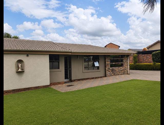3 BEDROOM HOUSE FOR SALE IN HEUWELOORD